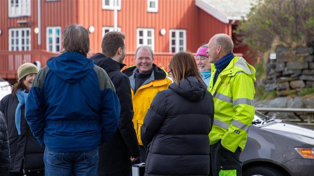 Gruppebilder av lokalbefolkning og landskapet på Ona - Klikk for stort bilete