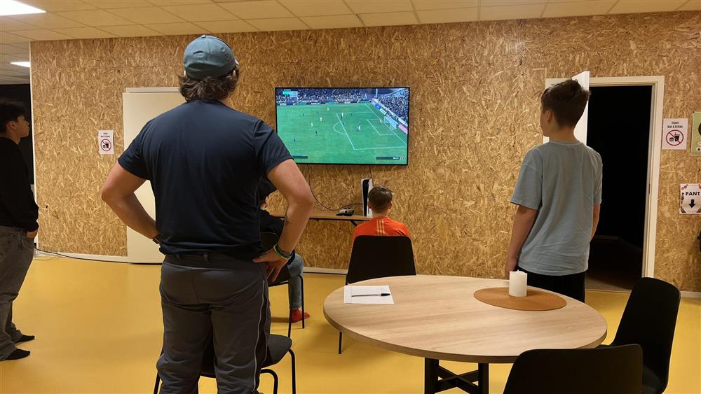 Fotball på Kaoskollektivet - Klikk for stort bilete