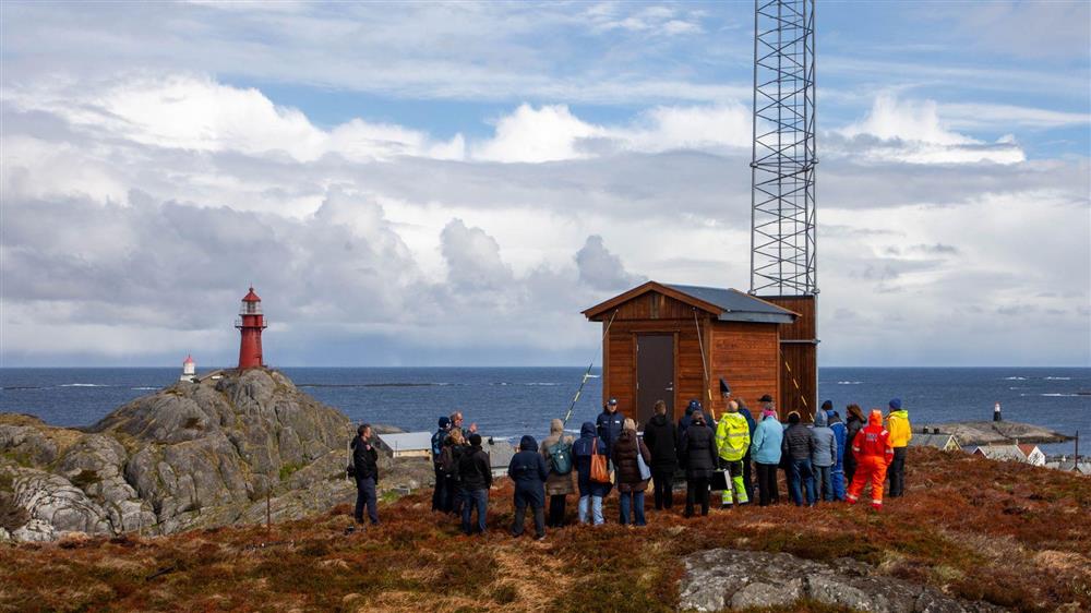 Gruppebilder av lokalbefolkning og landskapet på Ona - Klikk for stort bilete