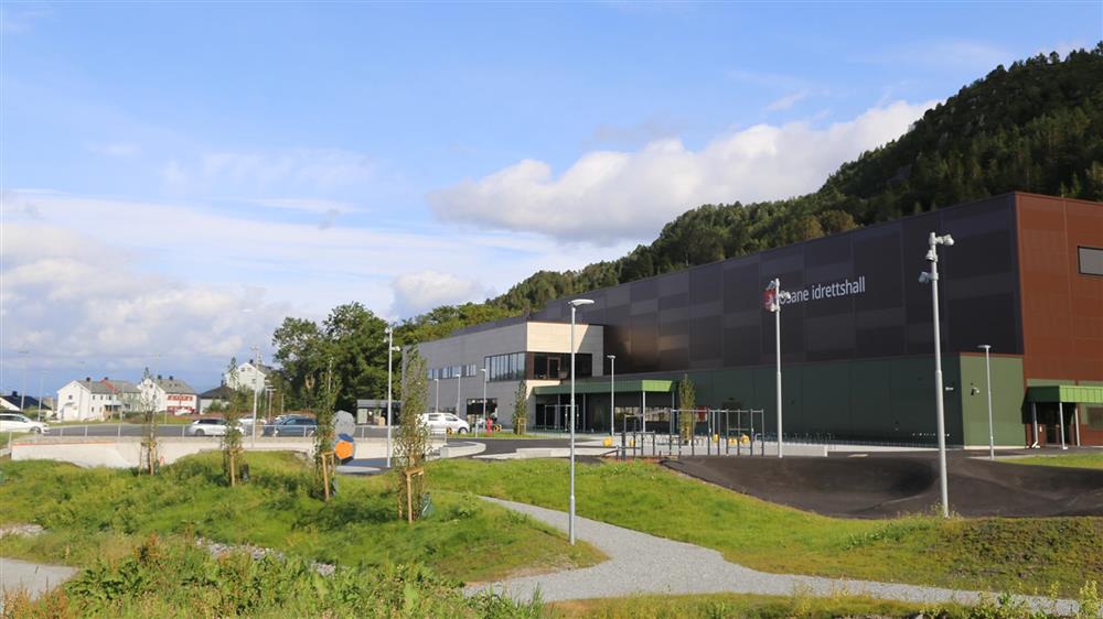 Grussti foran ein idrettshall - Klikk for stort bilete
