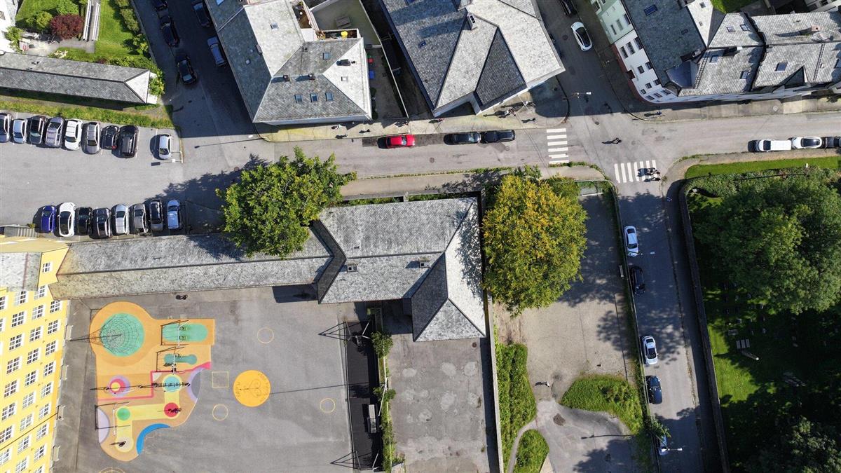 Aspøy Skole og kryss Prestegata og Giskegata - Klikk for stort bilete