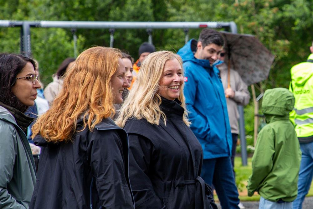 Bilde som viser tre kvinner i en folkemengde - Klikk for stort bilete
