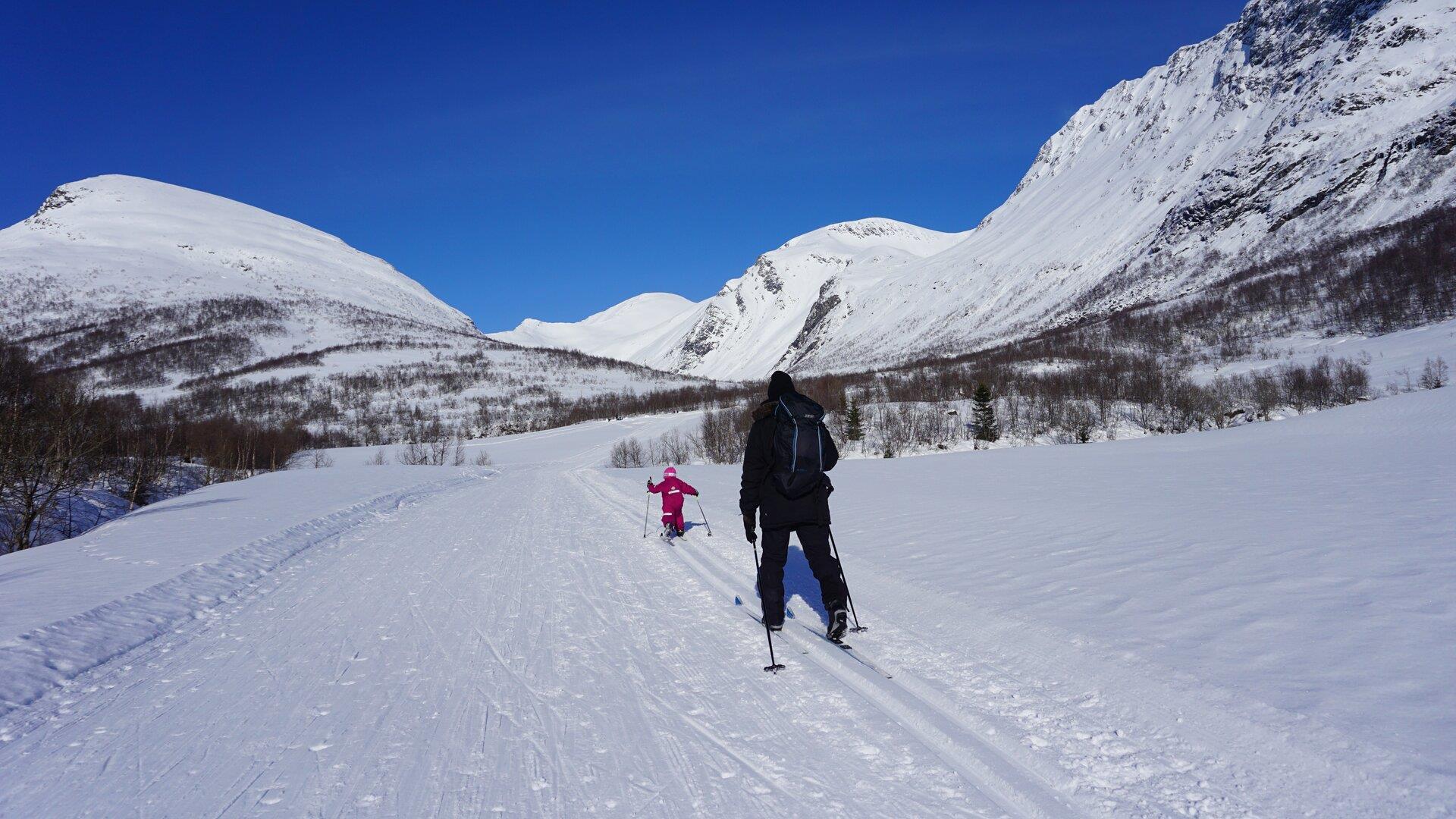 Mann og barn på skitur