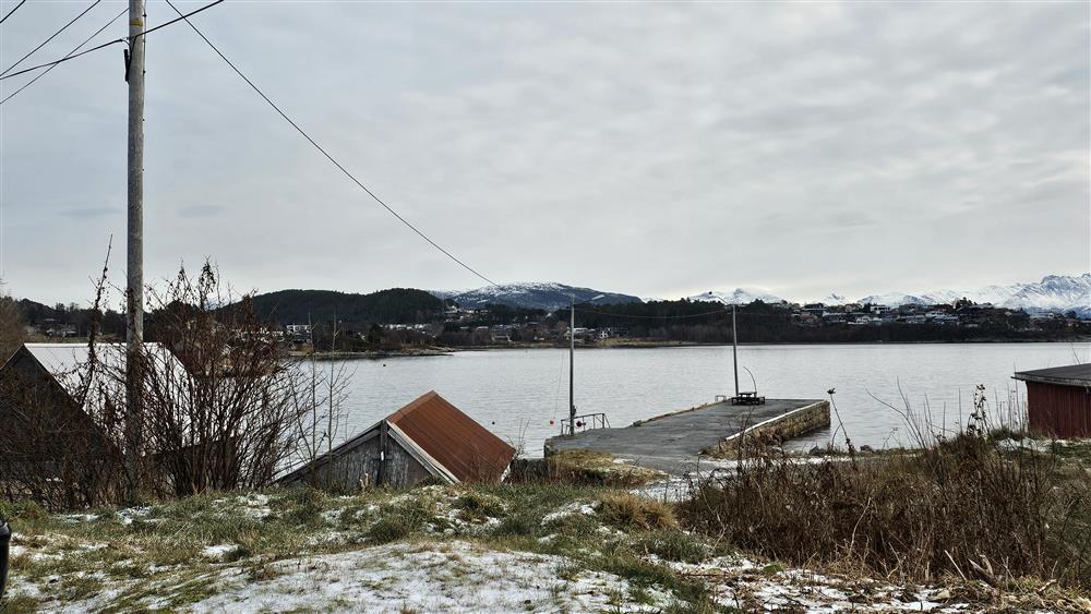 naust og sjø - Klikk for stort bilete