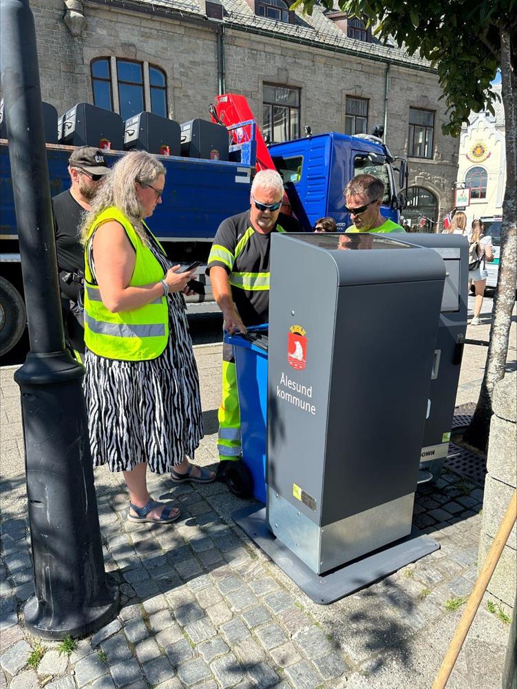 to menn og ei kvinne i synlegheitskle ved bossdunk - Klikk for stort bilete
