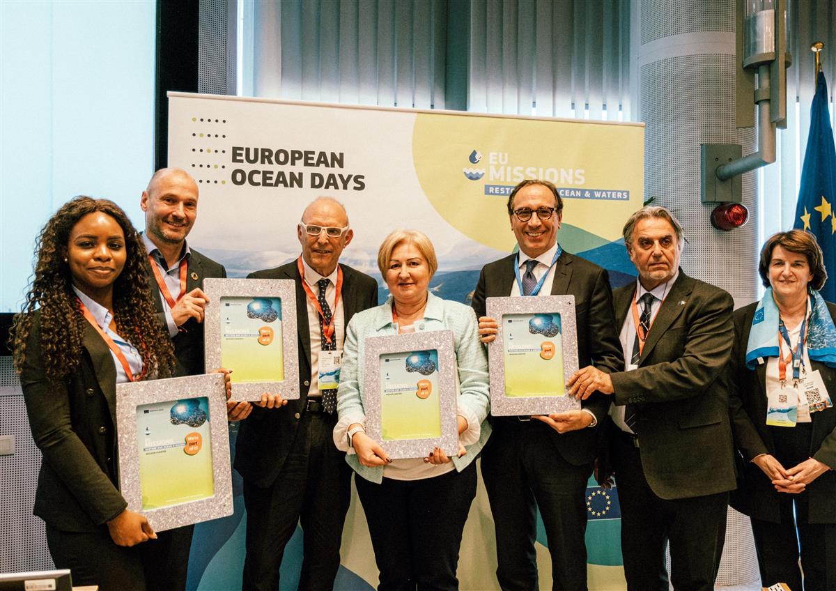 gruppebilde av folk som har fått tildelt diplom under EU Missions Ocean and Waters-arrangement-rosemary-reclaim - Klikk for stort bilete