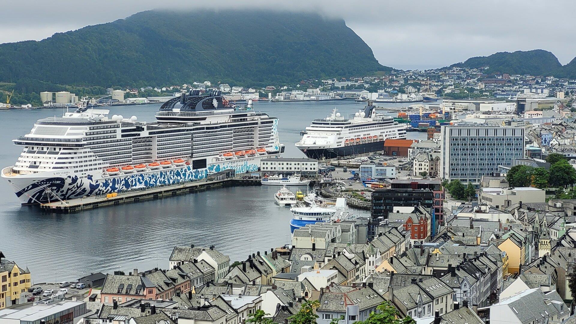 Oversiktsbilete av Ålesund sentrum, med rådhus og cruiseskip