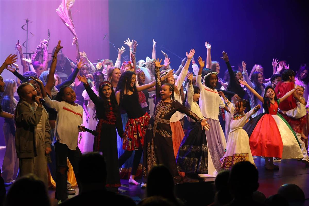 Dansende barn på en scene - Klikk for stort bilete