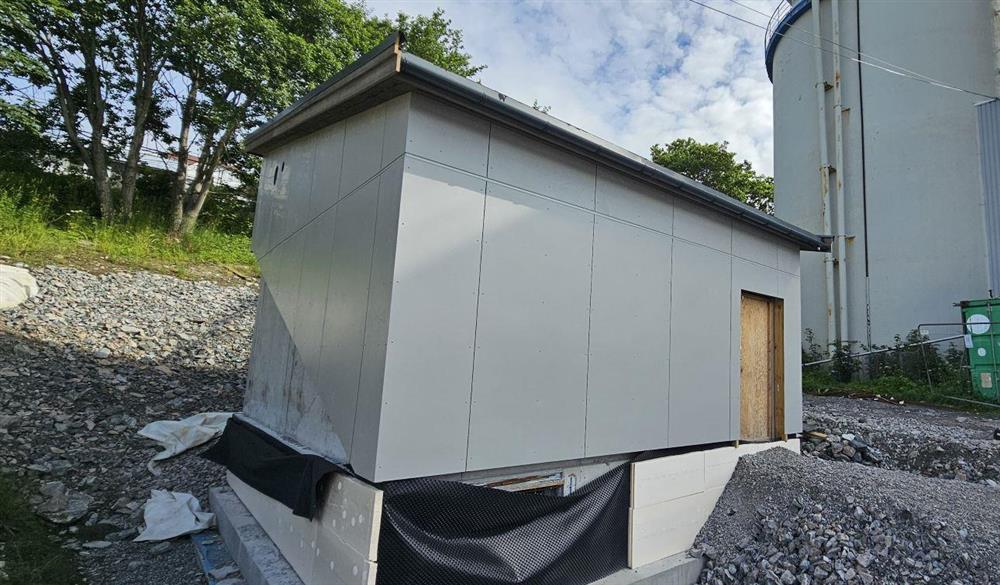 lite hus med uferdig uteområde - Klikk for stort bilete