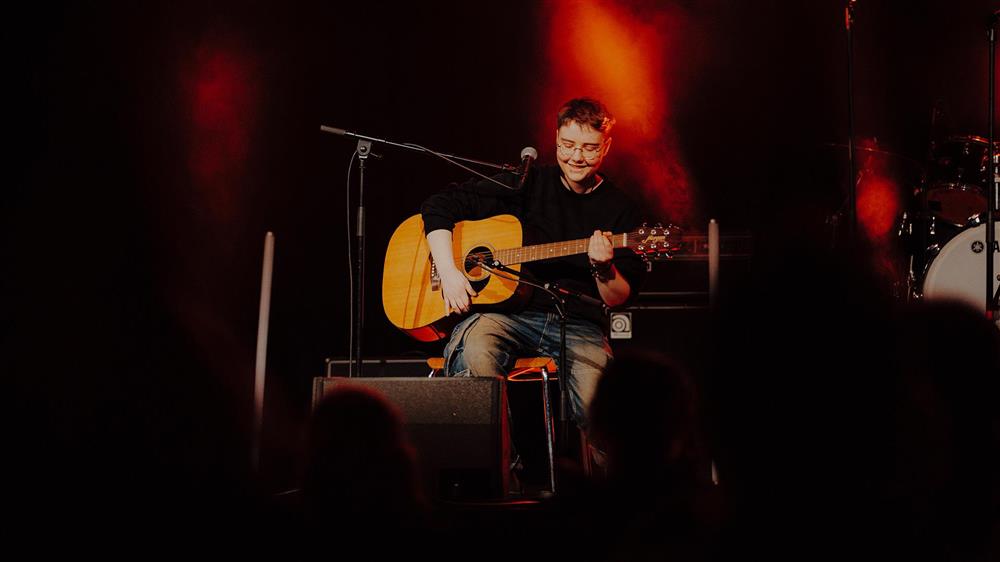 Gitarist på scene - Klikk for stort bilete