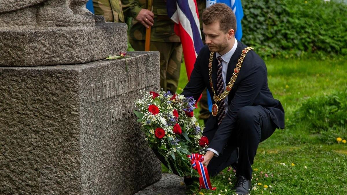 Håkon legger på krans på Monumentet de falne til minne.jpg - Klikk for stort bilete