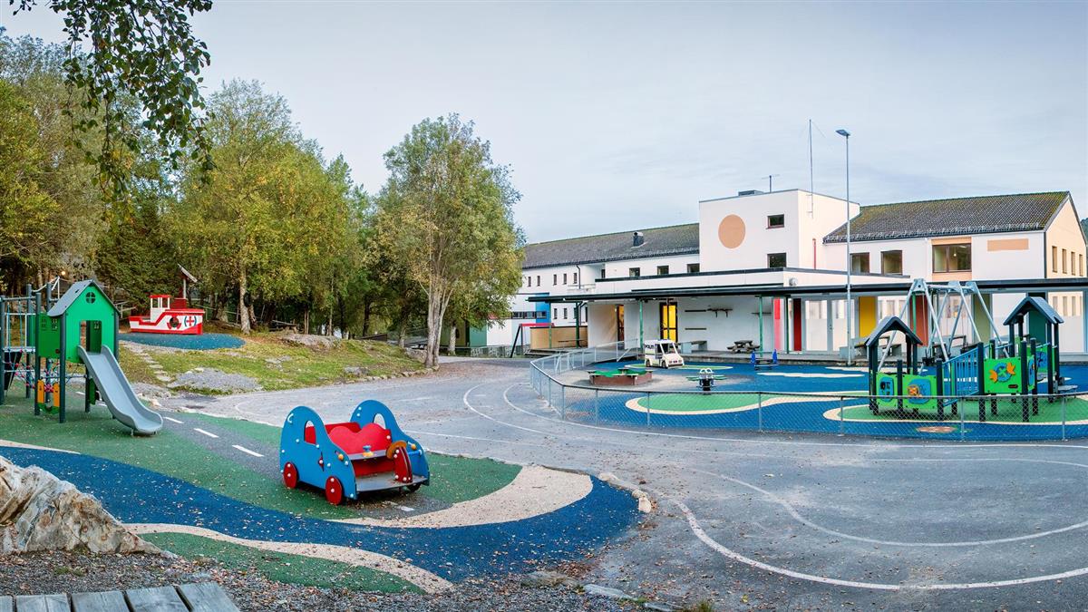 Lekeplass og bygning - Klikk for stort bilete