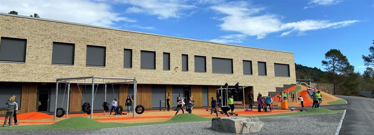 Fasade og leikeområde for Skodje barneskule - Klikk for stort bilete